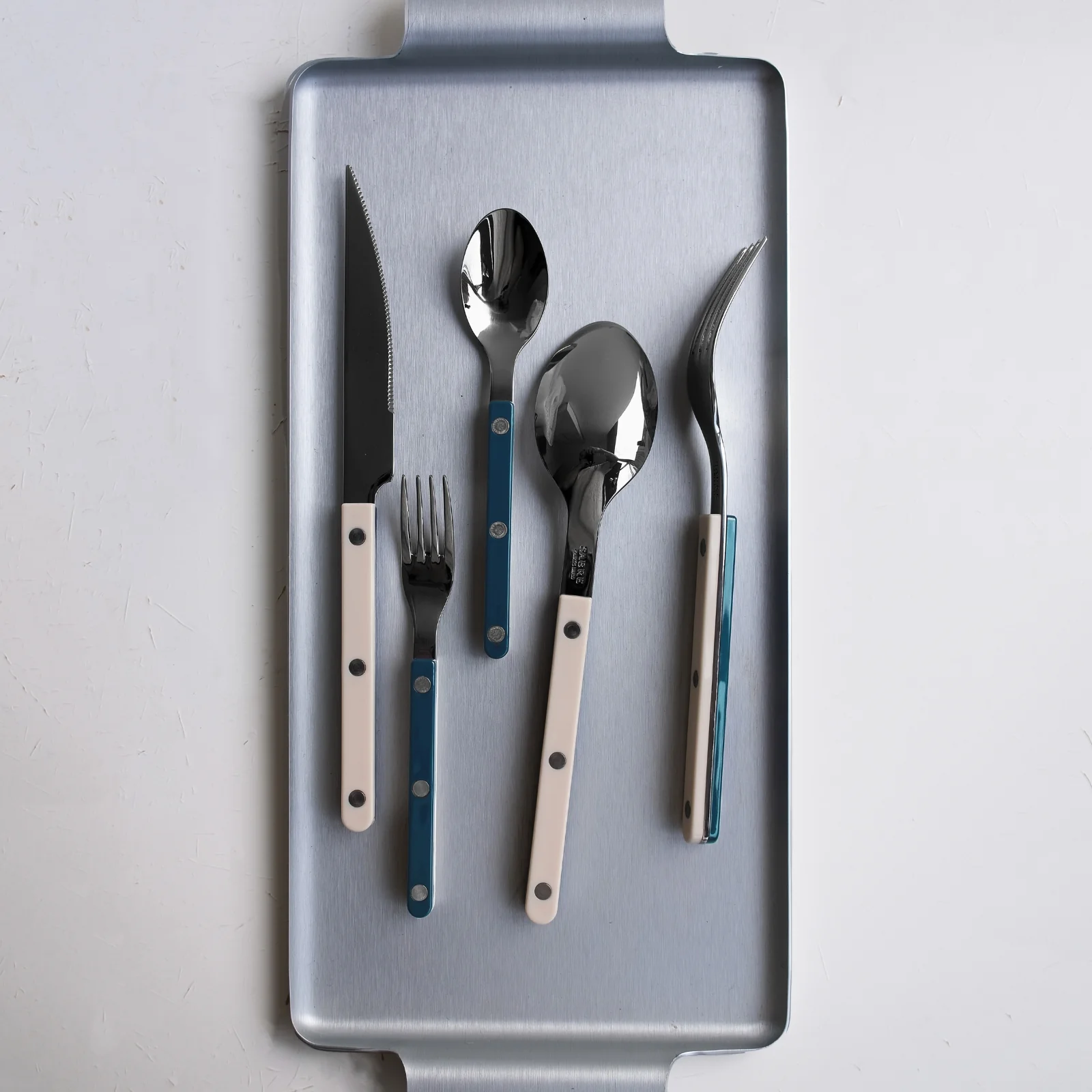 Bistrot Sabre Paris x Motel A Miio, Bleu canard / Ivoire - Set de 5 couverts de table - Image 5