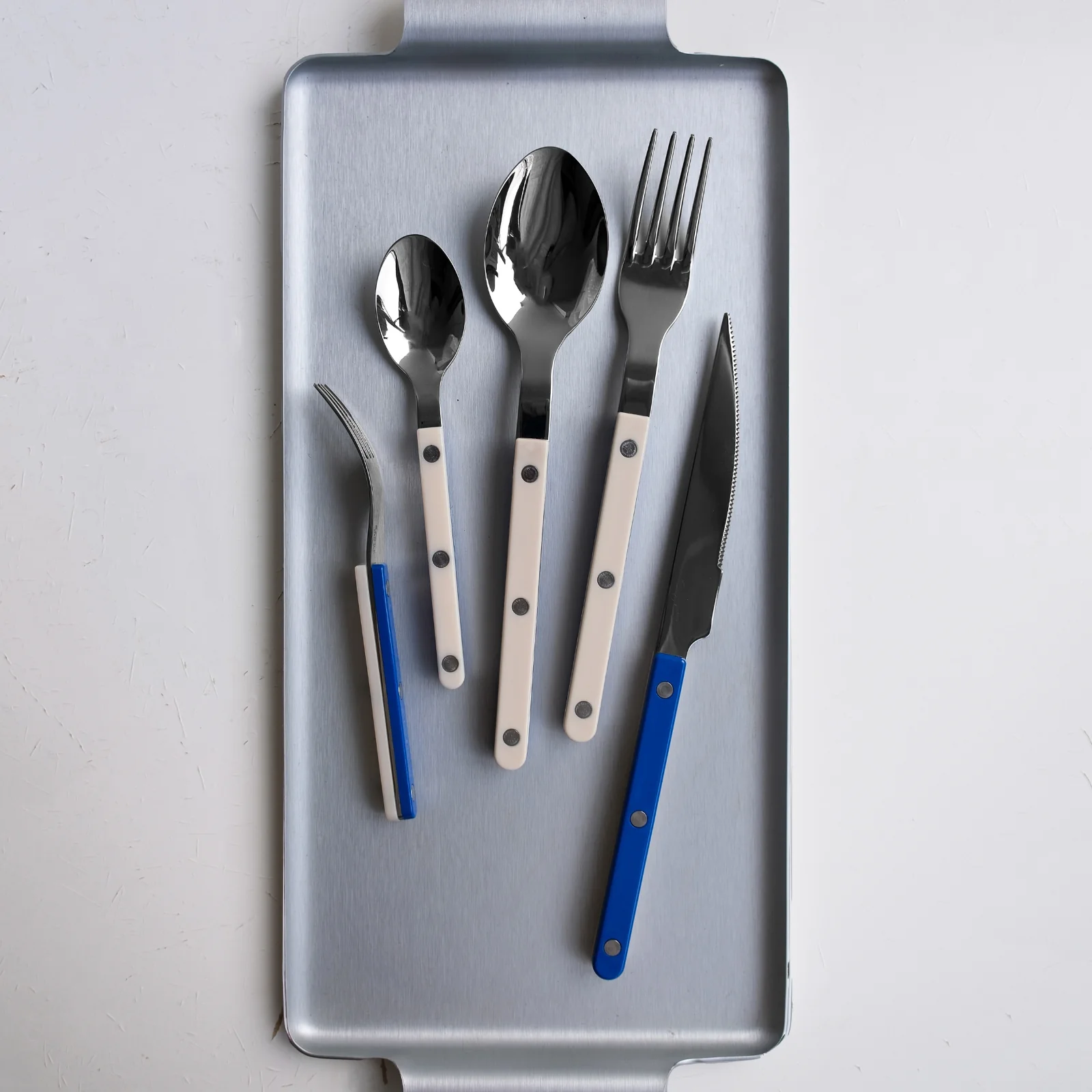 Bistrot Sabre Paris x Motel A Miio, Ivoire / Bleu outremer - Set de 5 couverts de table - Image 5